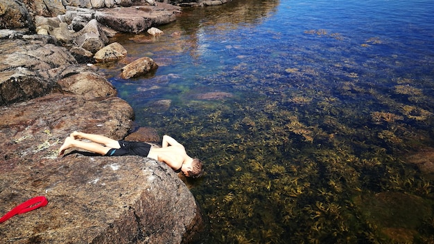 海を眺めている男の子の高角度の景色