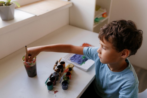家での少年絵画の高角度のビュー