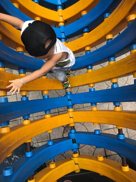 Photo high angle view of boy playing at park