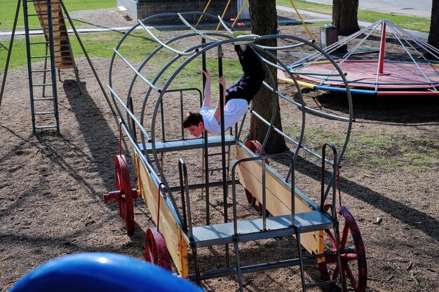 Foto vista ad alta angolazione di un ragazzo che gioca con l'attrezzatura da gioco al parco