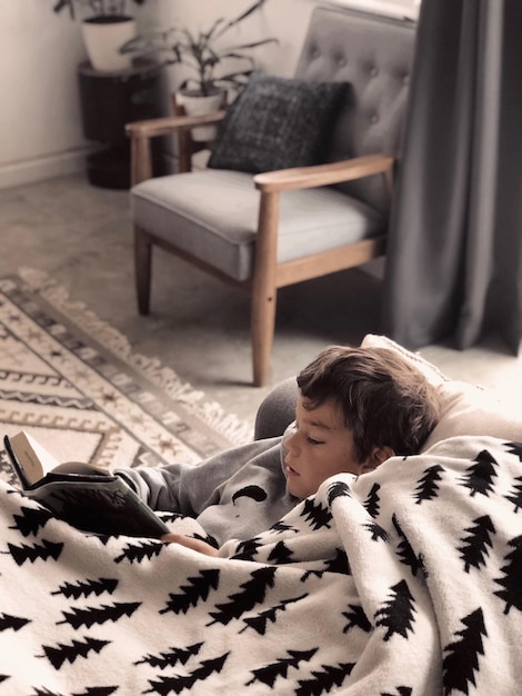 Photo high angle view of boy sleeping on sofa at home