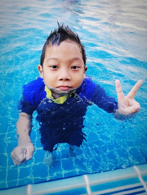 Photo high angle view of boy swimming in pool