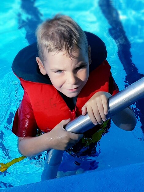 Foto vista ad alta angolazione di un ragazzo in piscina