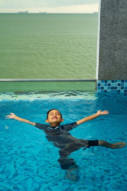 Vista ad alta angolazione di un ragazzo che nuota in piscina