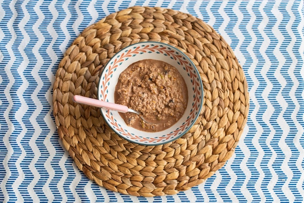 Foto vista ad alta angolazione del pane nel cesto