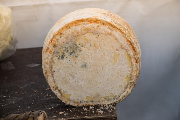 Foto vista ad alto angolo del pane in contenitore sul tavolo