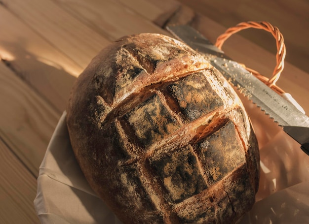 Foto vista ad alto angolo del pane in contenitore sul tavolo