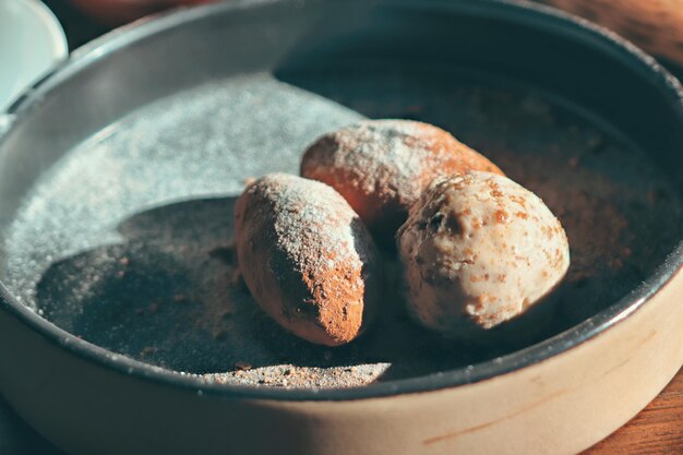 Foto vista ad alto angolo del pane in contenitore sul tavolo