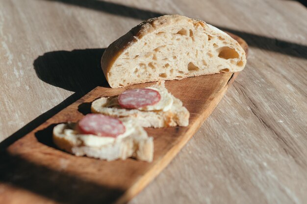 Foto vista ad alto angolo del pane sul tavolo da taglio