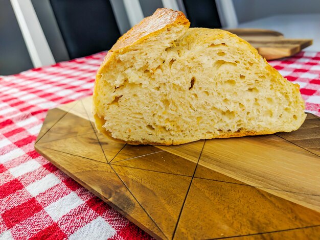 Foto vista ad alto angolo del pane sul tavolo da taglio