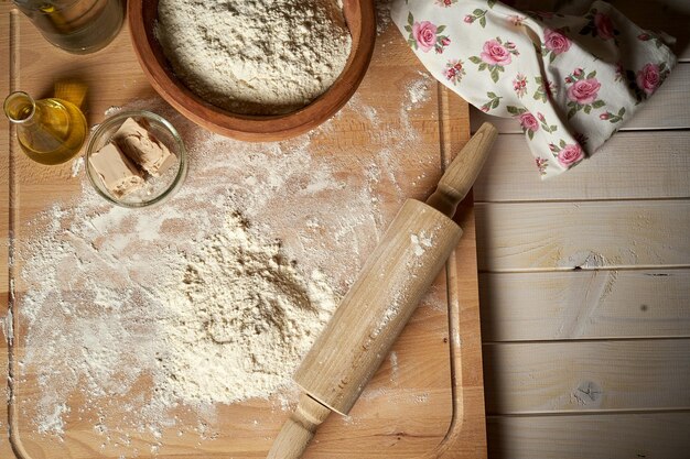 Foto vista ad alto angolo del pane sul tavolo da taglio