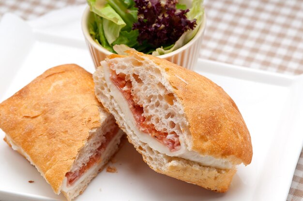 Foto vista ad alta angolazione del pane e delle erbe sulla tavola