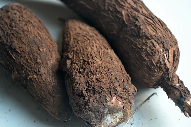 Foto vista ad alto angolo del pane nel piatto sul tavolo