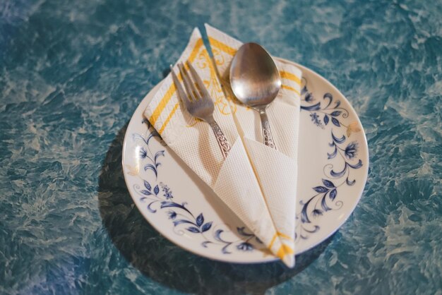 Photo high angle view of bread in plate on table