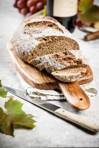 Foto vista ad alta angolazione del pane sul tavolo