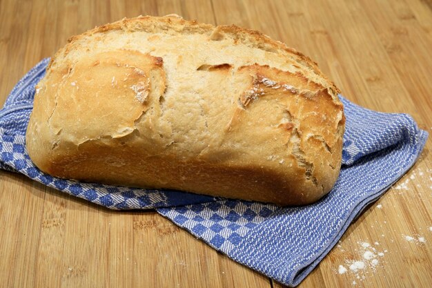 Foto vista ad alta angolazione del pane sul tavolo