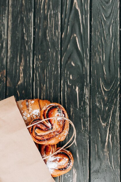 Photo high angle view of bread on table