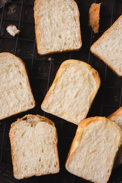 Foto vista ad alta angolazione del pane sul tavolo