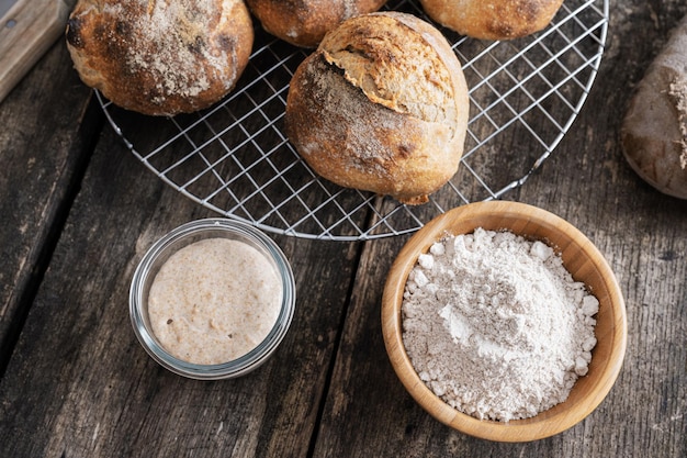 Photo high angle view of bread on table