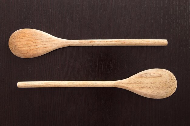 Foto vista ad alta angolazione del pane su un tavolo di legno