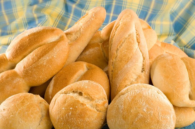 Photo high angle view of breads on table