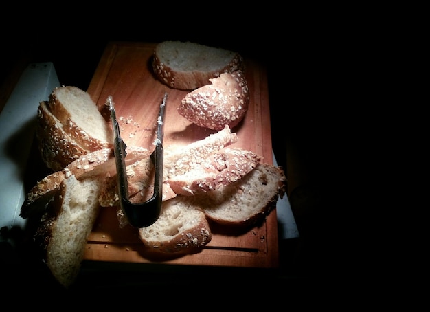 Photo high angle view of breads with tong on table