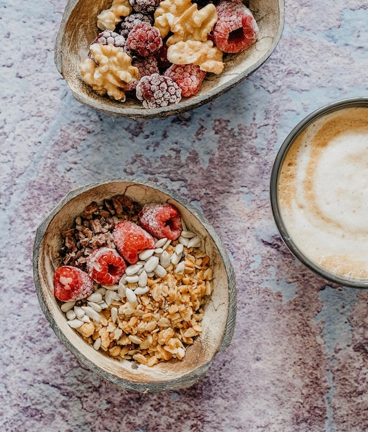 Photo high angle view of breakfast in bowl on table