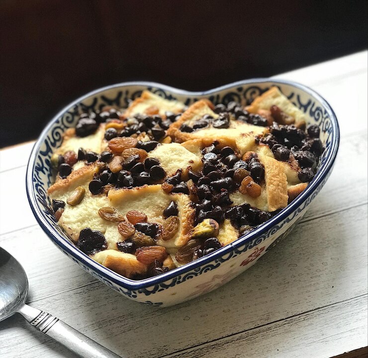 Photo テーブル上の心の形の鉢の朝食の高角度のビュー