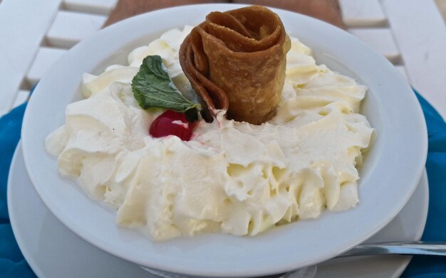 Photo high angle view of breakfast in plate on table