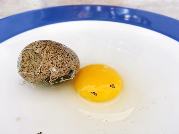 プレートの朝食の高角度のビュー