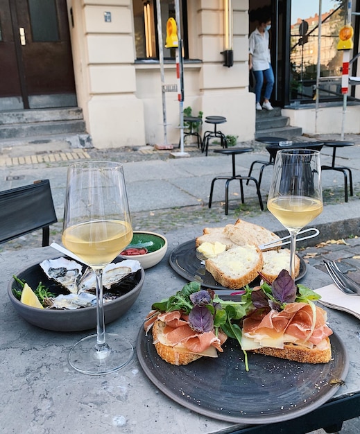 Foto vista ad alta angolazione della colazione servita sul tavolo in un ristorante