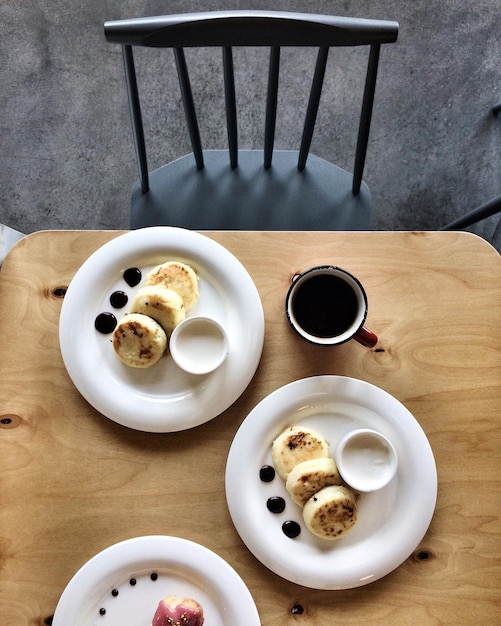 Photo high angle view of breakfast served on table