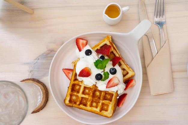 Photo high angle view of breakfast served on table