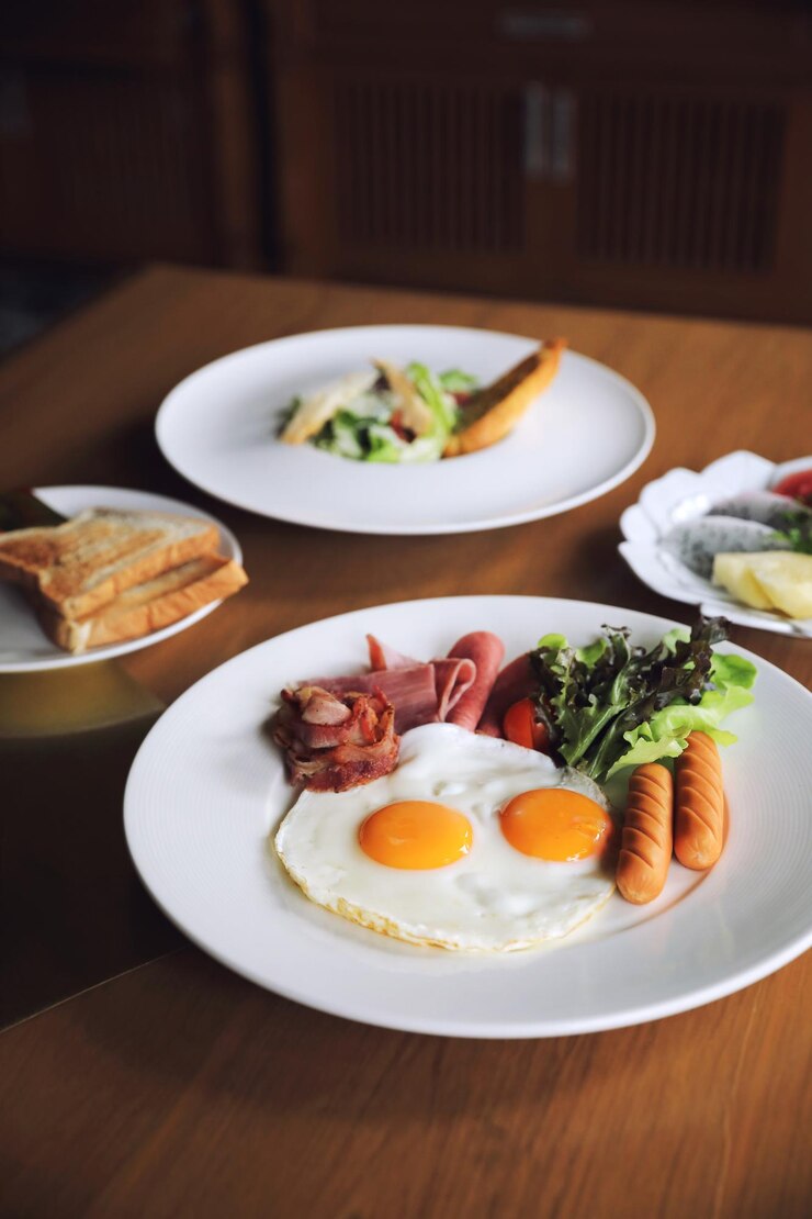 Photo テーブルで提供される朝食の高角度のビュー