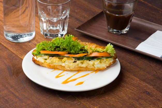 Photo high angle view of breakfast served on table