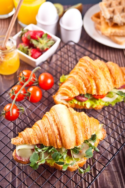 Photo high angle view of breakfast served on table