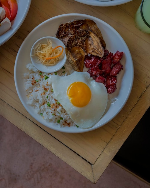 テーブルで提供される朝食の高角度のビュー