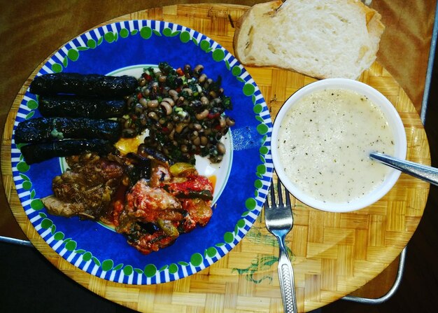 Photo high angle view of breakfast served on table