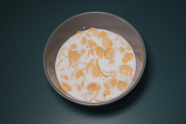 テーブルで提供される朝食の高角度のビュー