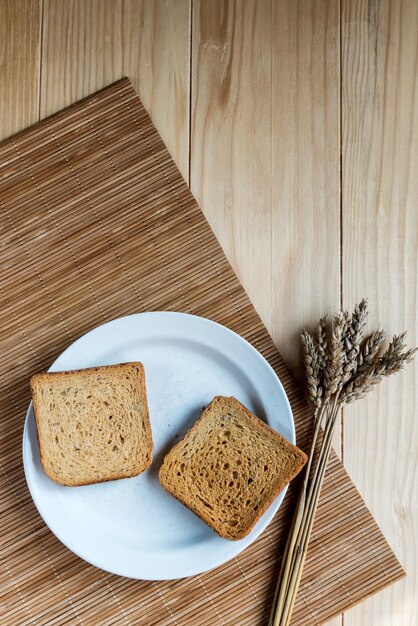 テーブルで提供される朝食の高角度のビュー