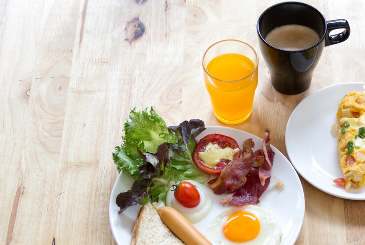 Photo テーブルで提供される朝食の高角度のビュー