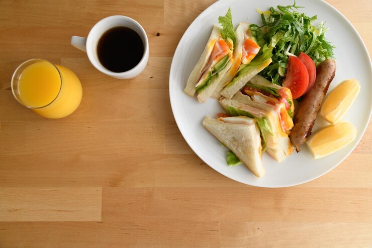 Photo テーブルで提供される朝食の高角度のビュー