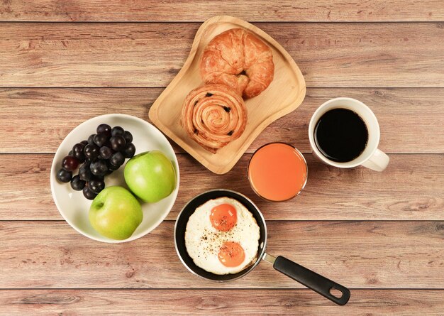 Photo high angle view of breakfast served on table