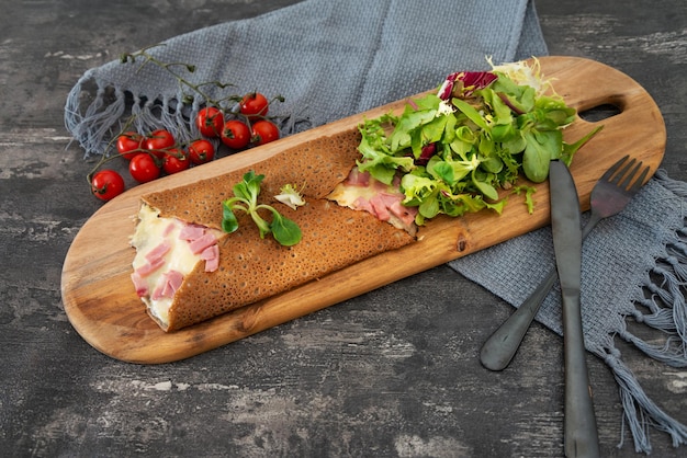 Photo high angle view of breakfast served in wooden board