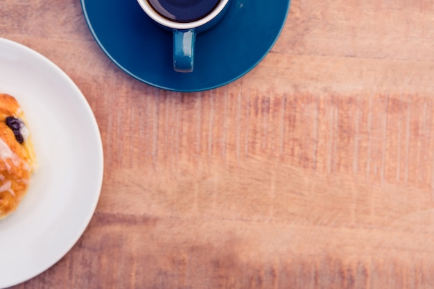 Foto vista dell'angolo alto della prima colazione sulla tavola all'ufficio