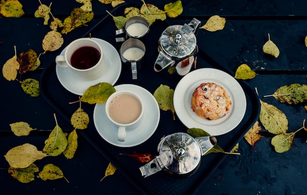 Photo high angle view of breakfast on table outdoors in autumn