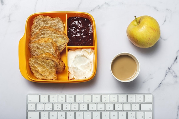 Photo high angle view of breakfast on table