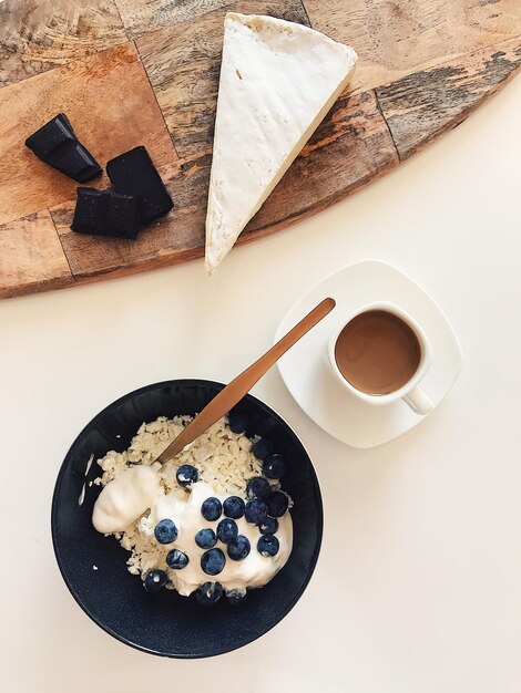 Photo high angle view of breakfast on table