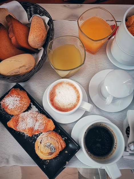 Foto vista ad alto angolo della colazione sul tavolo