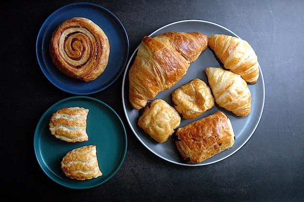 Photo high angle view of breakfast viennoiserie on table